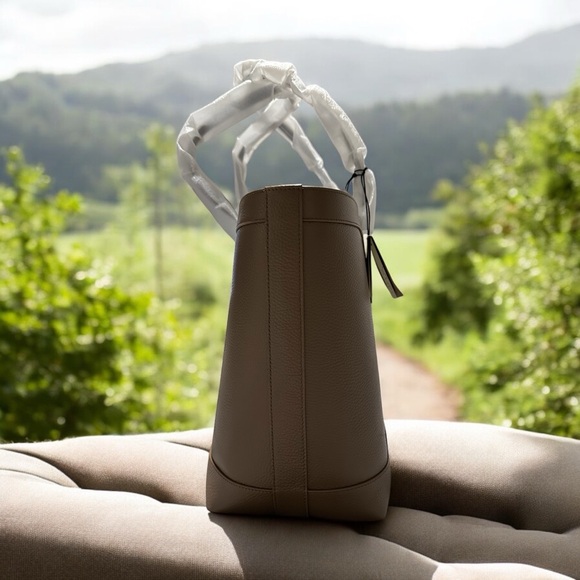 NWT! Burberry Tote Bag - Picture 4 of 16